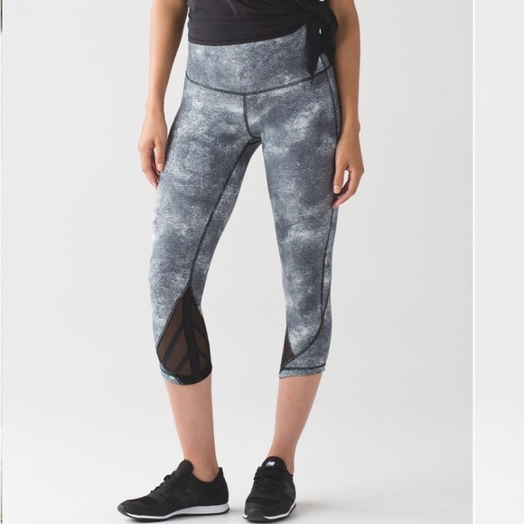 Lululemon Essential Rhythm Crop (Full-On Luxtreme)
White/Black .EUC. Size 8. - Picture 2 of 4